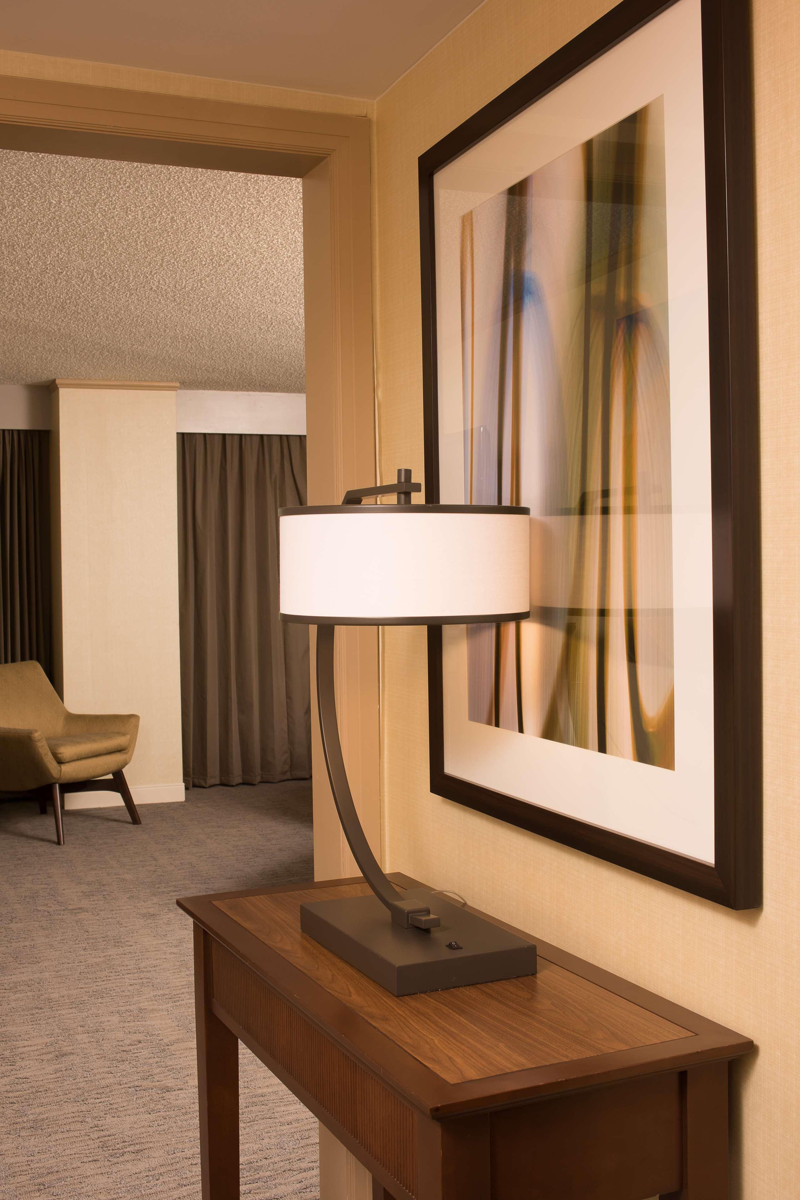 Doubletree By Hilton Tulsa At Warren Place Eksteriør billede