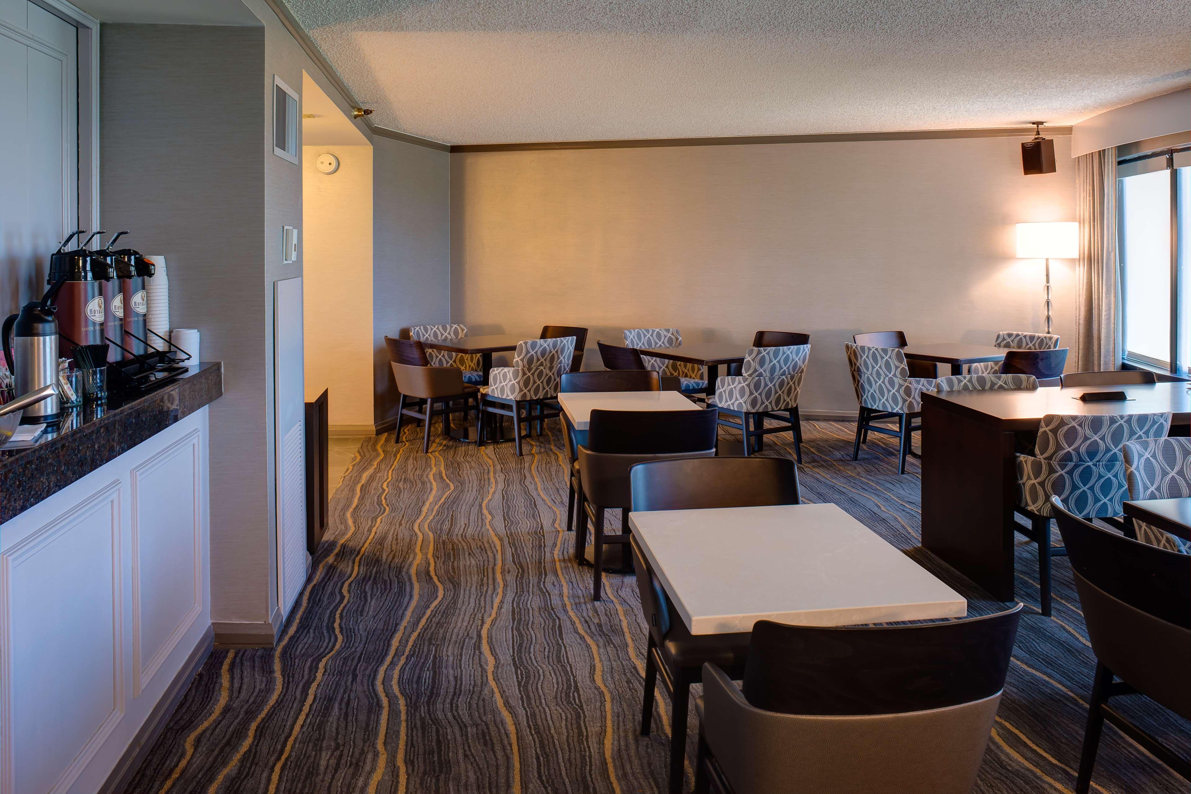 Doubletree By Hilton Tulsa At Warren Place Eksteriør billede