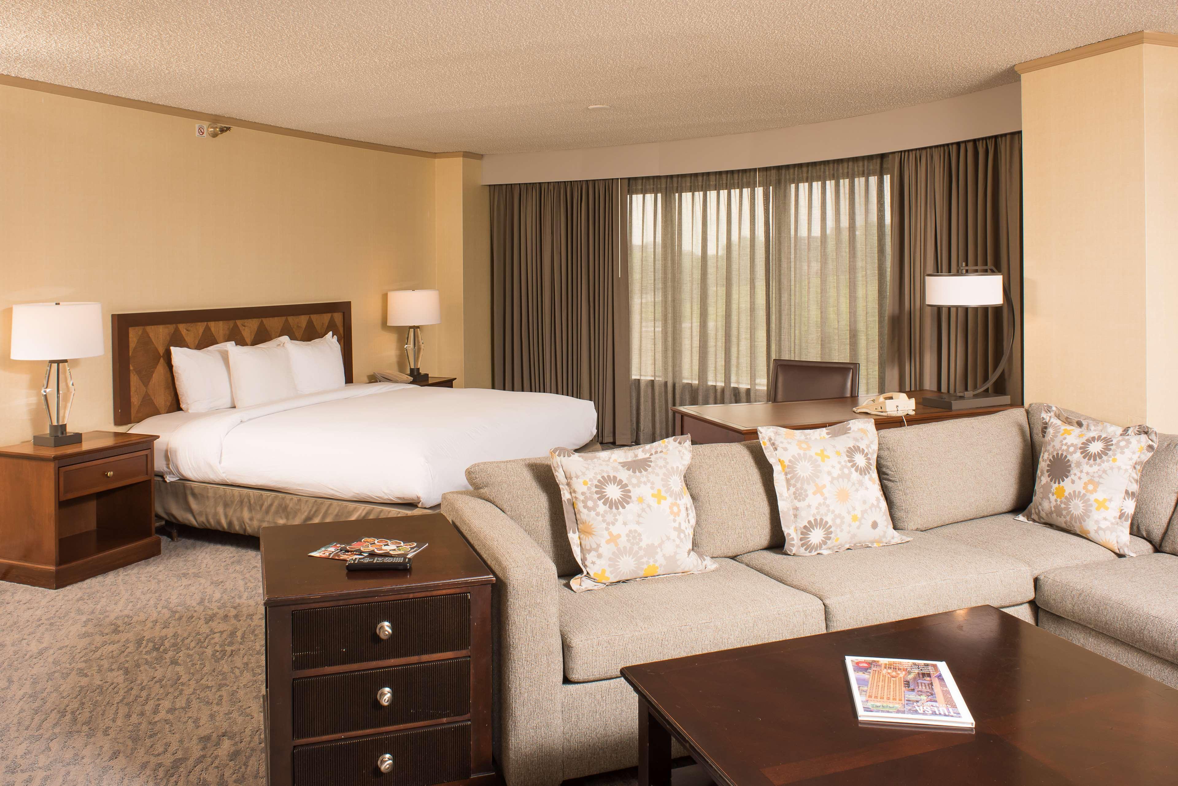 Doubletree By Hilton Tulsa At Warren Place Eksteriør billede