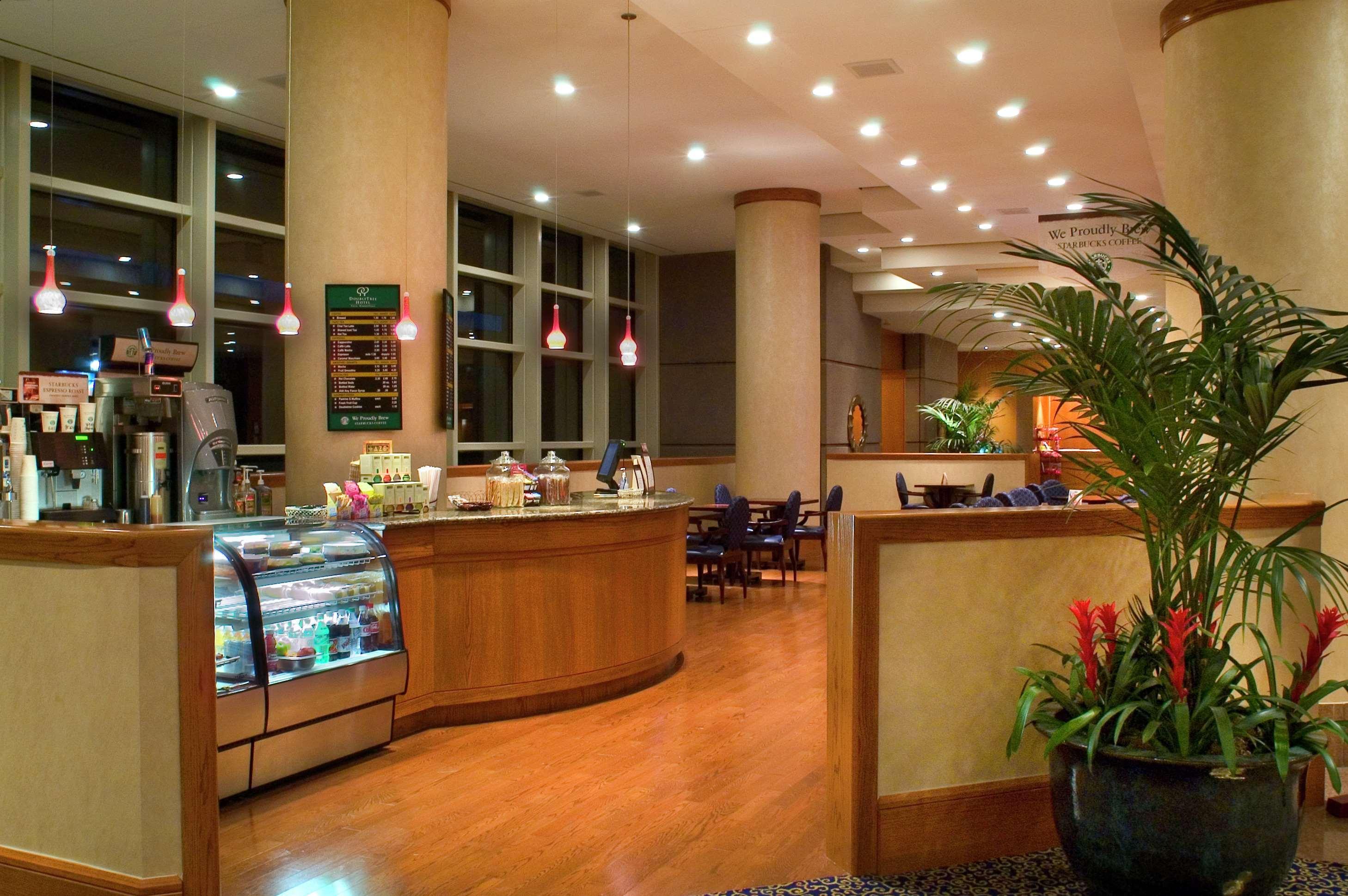 Doubletree By Hilton Tulsa At Warren Place Eksteriør billede