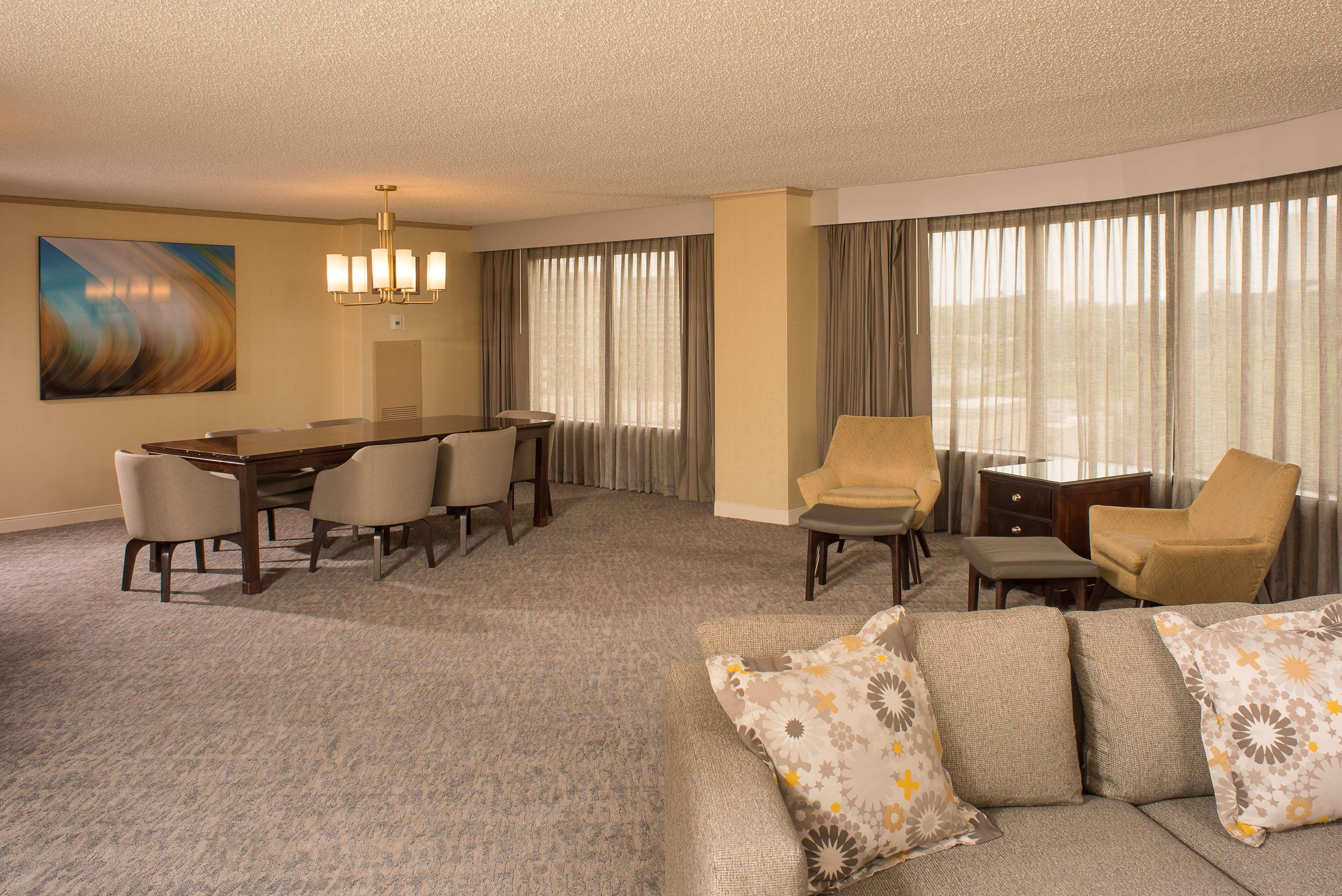 Doubletree By Hilton Tulsa At Warren Place Eksteriør billede