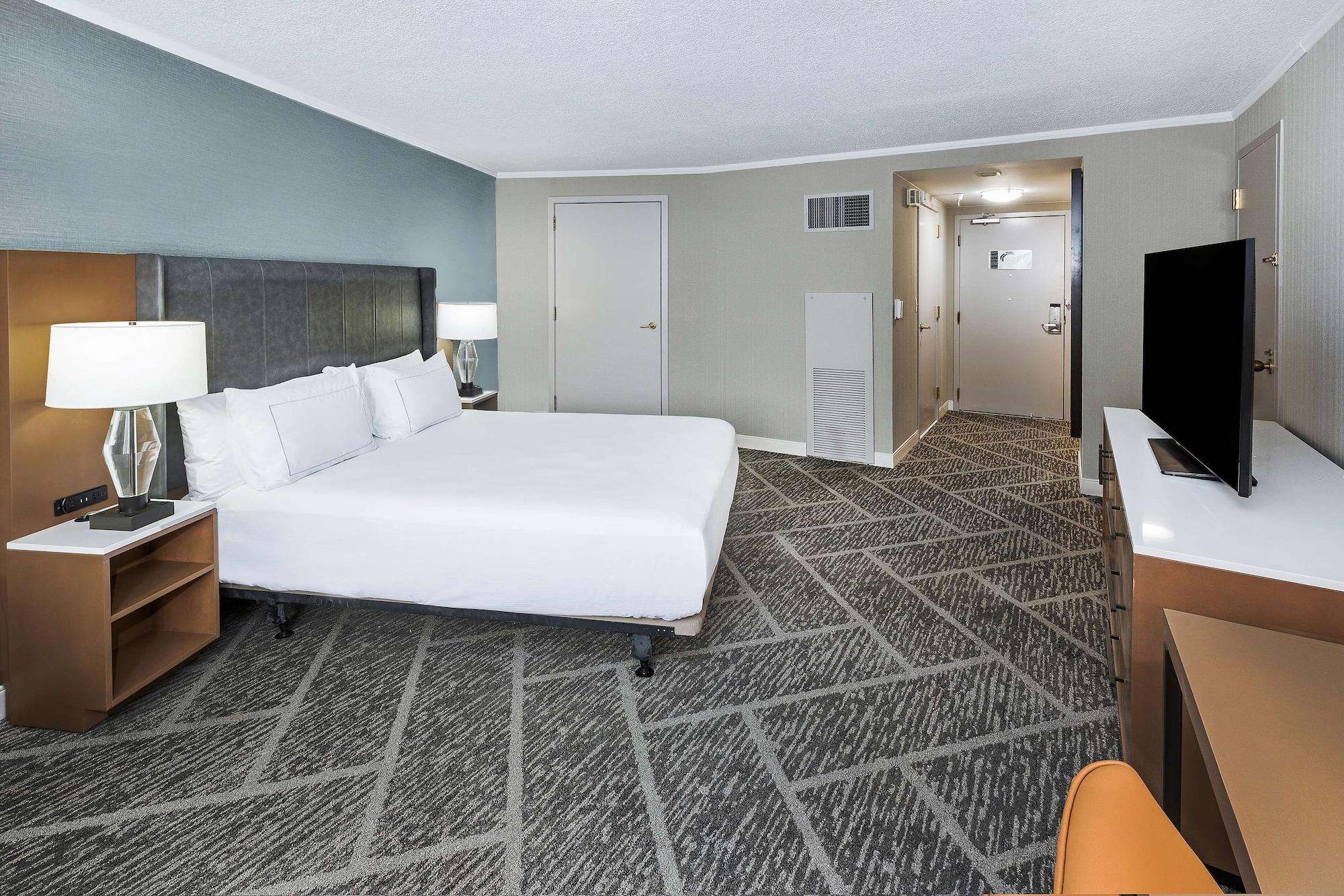 Doubletree By Hilton Tulsa At Warren Place Eksteriør billede