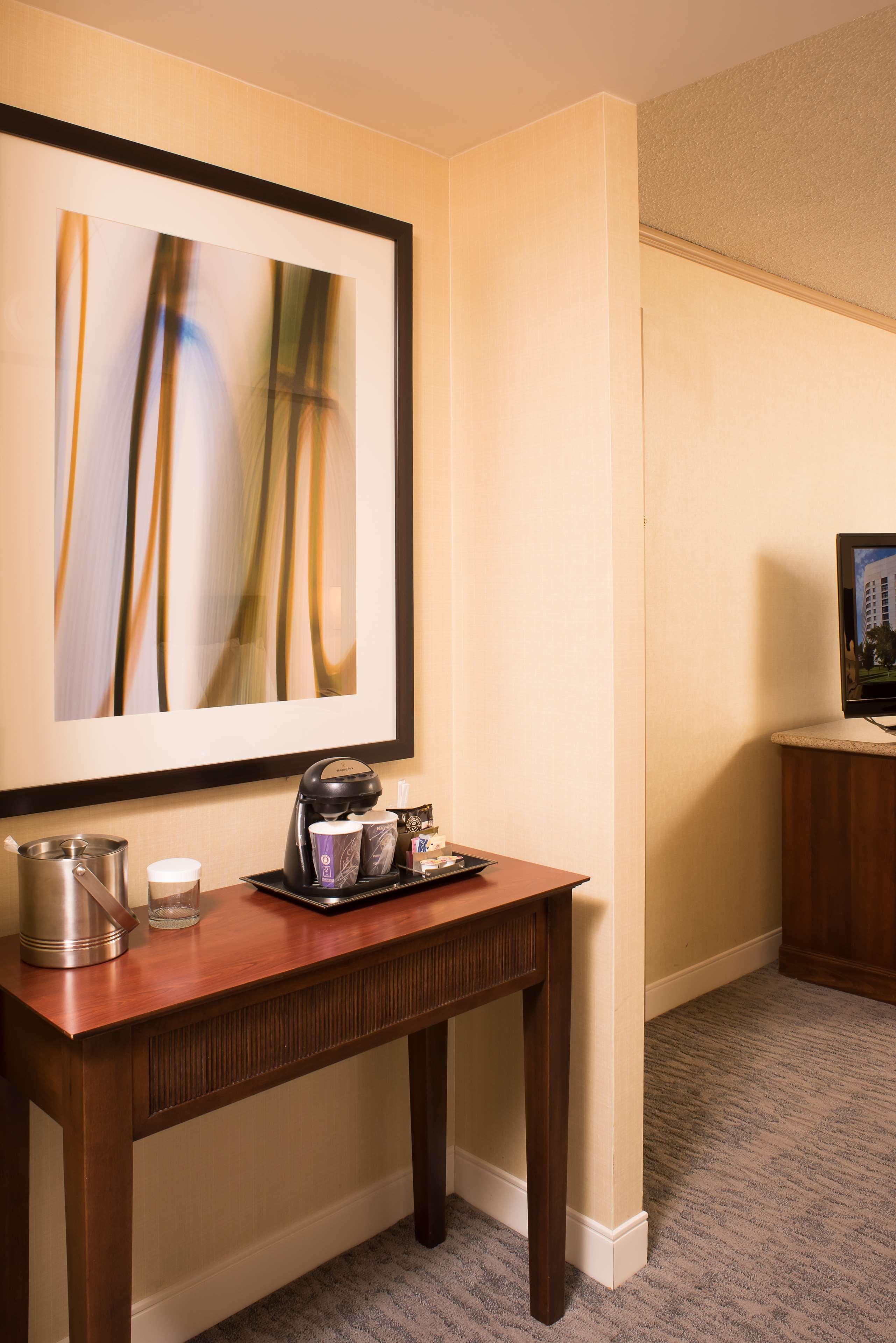 Doubletree By Hilton Tulsa At Warren Place Eksteriør billede