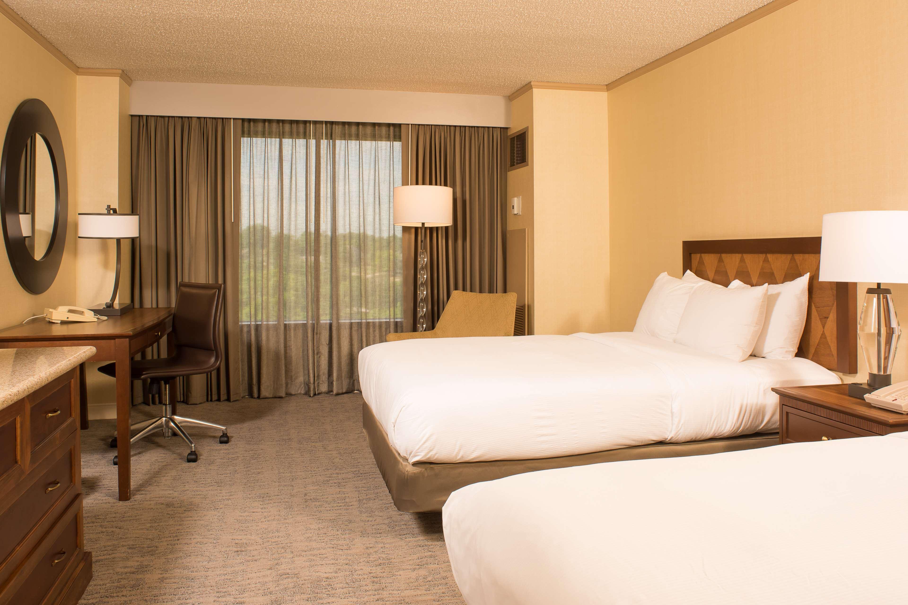 Doubletree By Hilton Tulsa At Warren Place Eksteriør billede