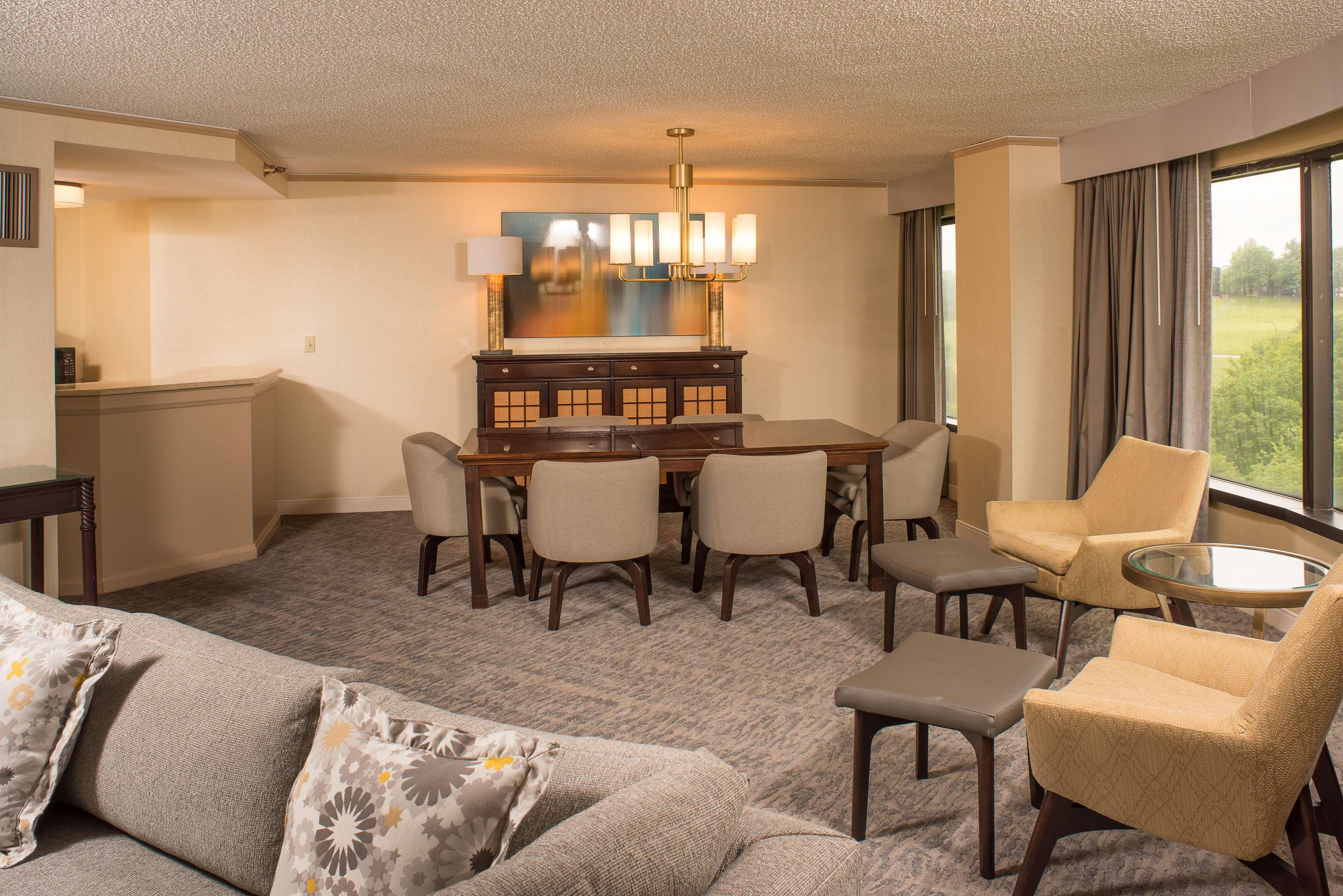 Doubletree By Hilton Tulsa At Warren Place Eksteriør billede