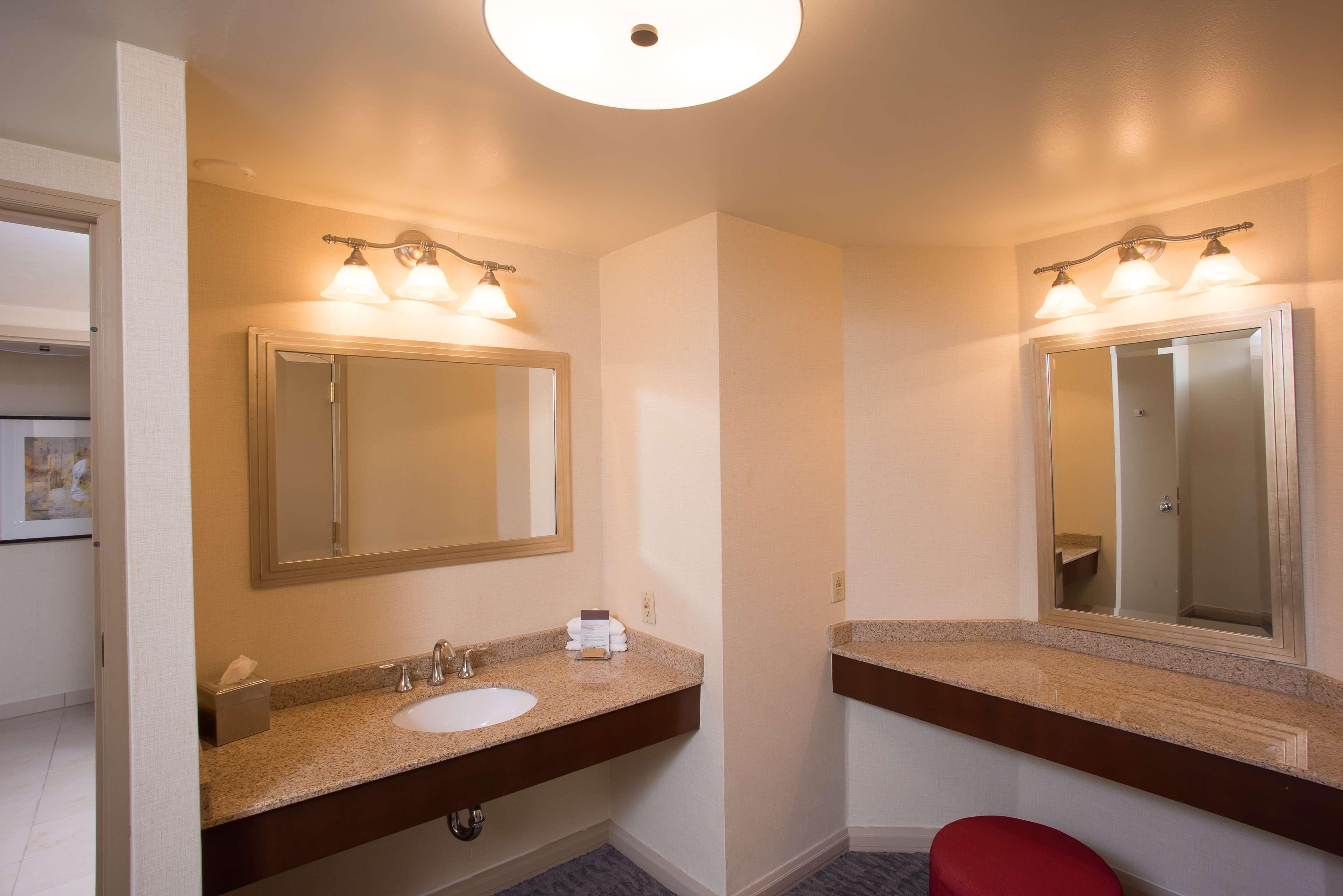 Doubletree By Hilton Tulsa At Warren Place Eksteriør billede