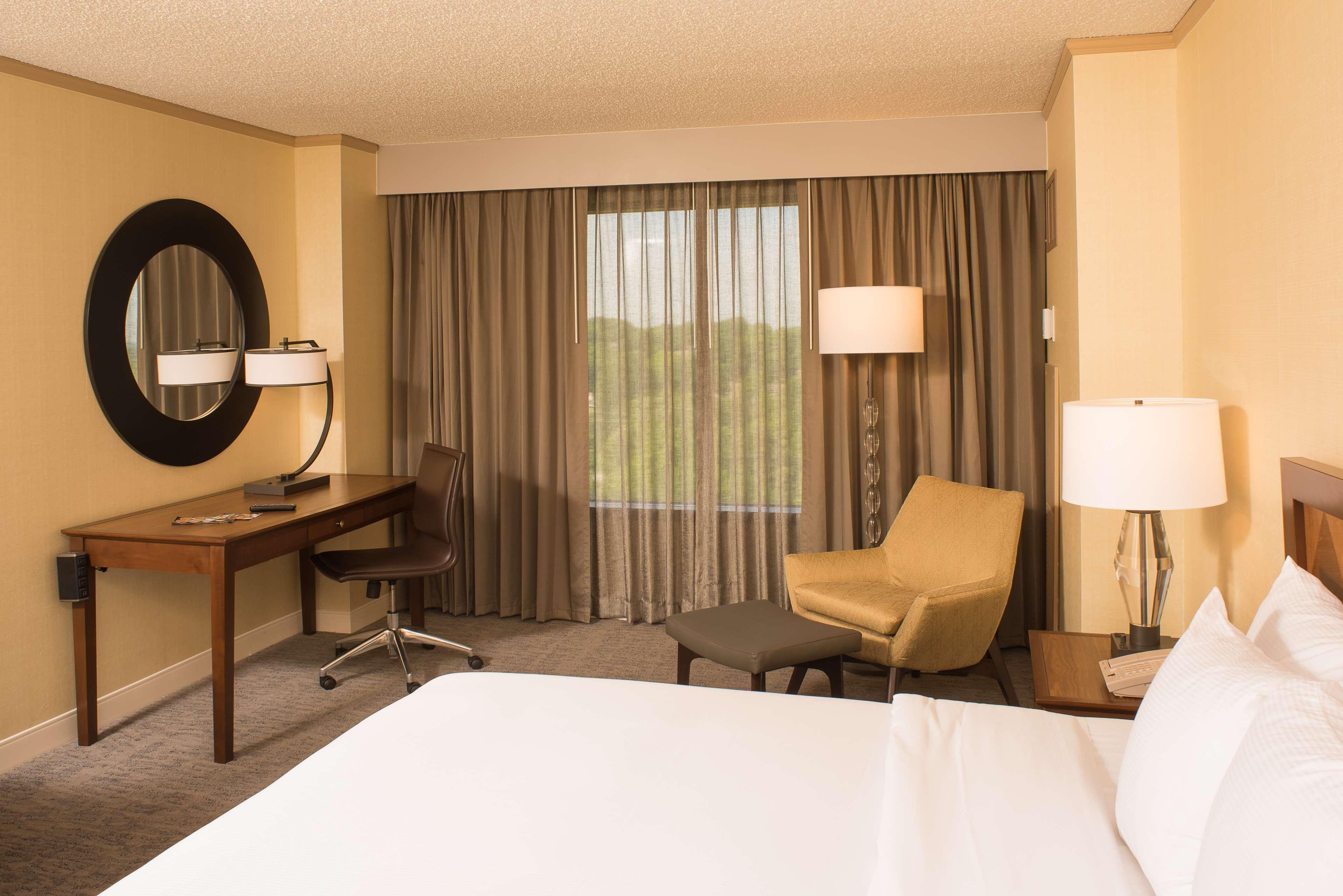 Doubletree By Hilton Tulsa At Warren Place Eksteriør billede