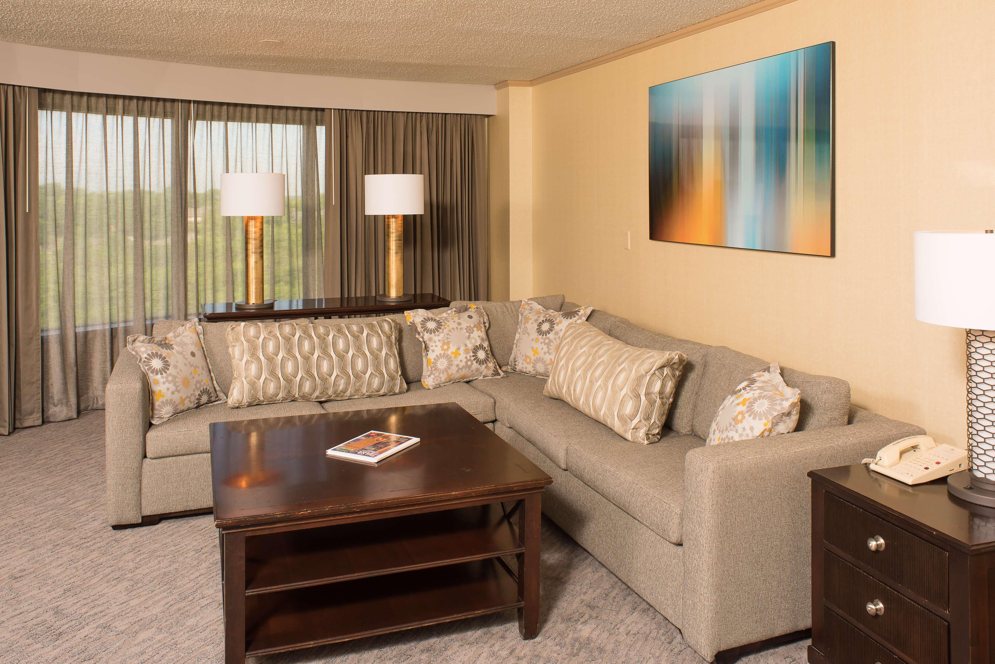 Doubletree By Hilton Tulsa At Warren Place Eksteriør billede