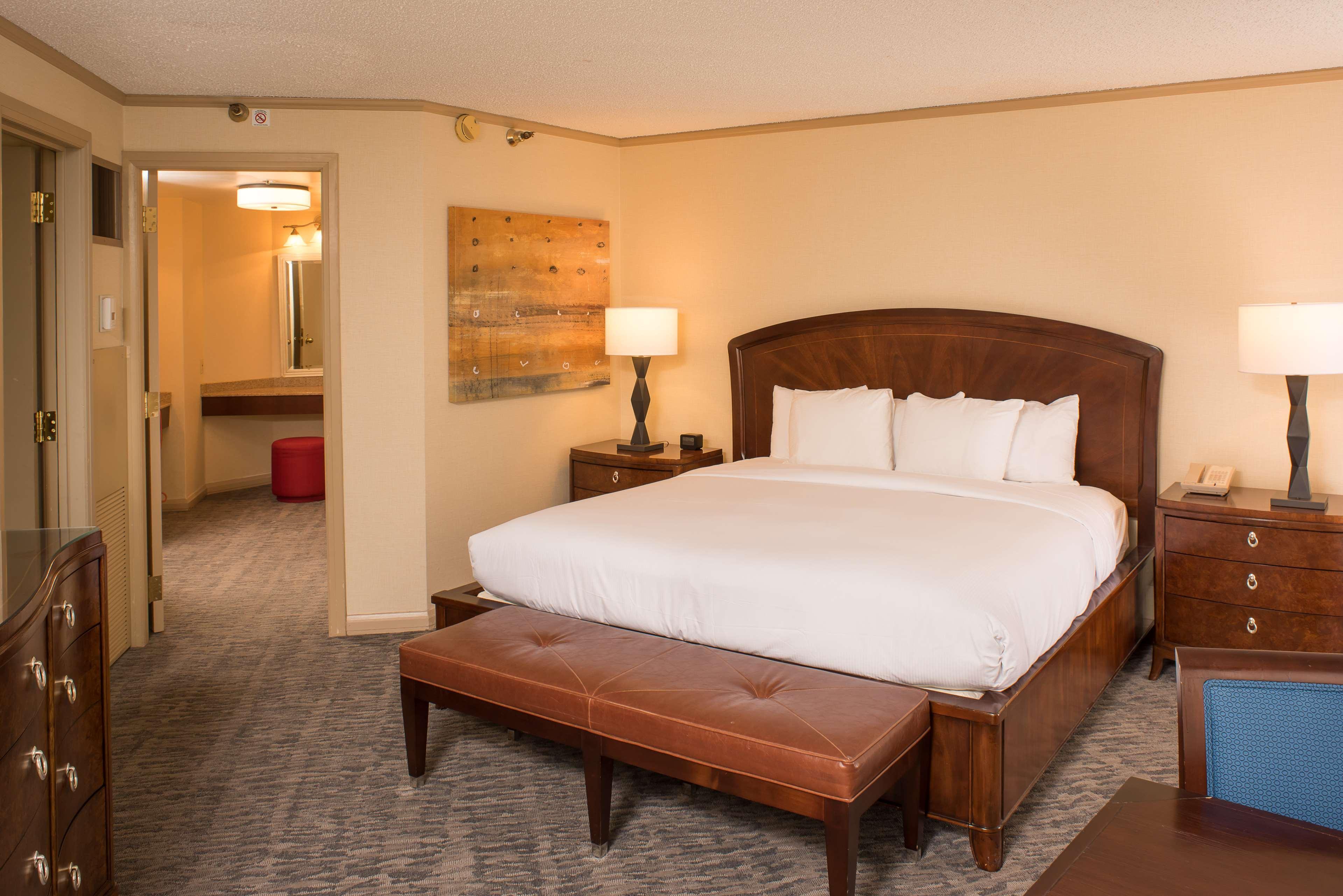 Doubletree By Hilton Tulsa At Warren Place Eksteriør billede