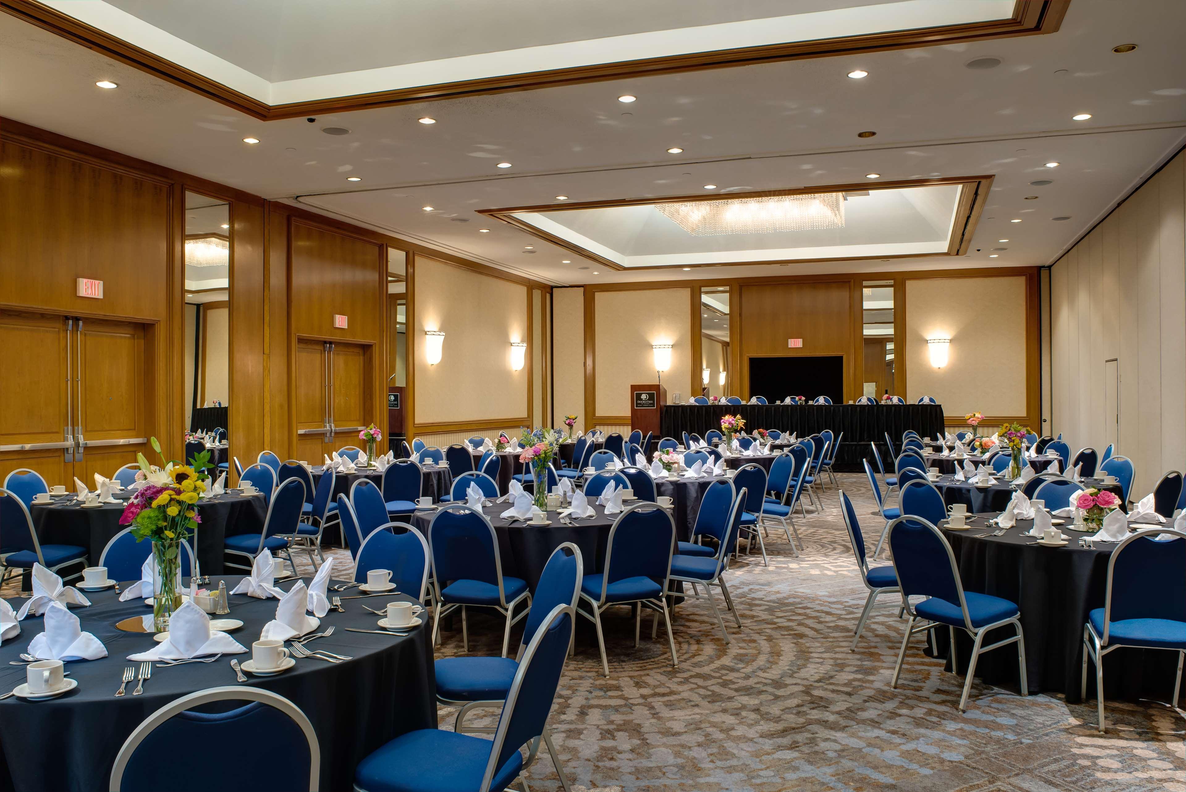 Doubletree By Hilton Tulsa At Warren Place Eksteriør billede