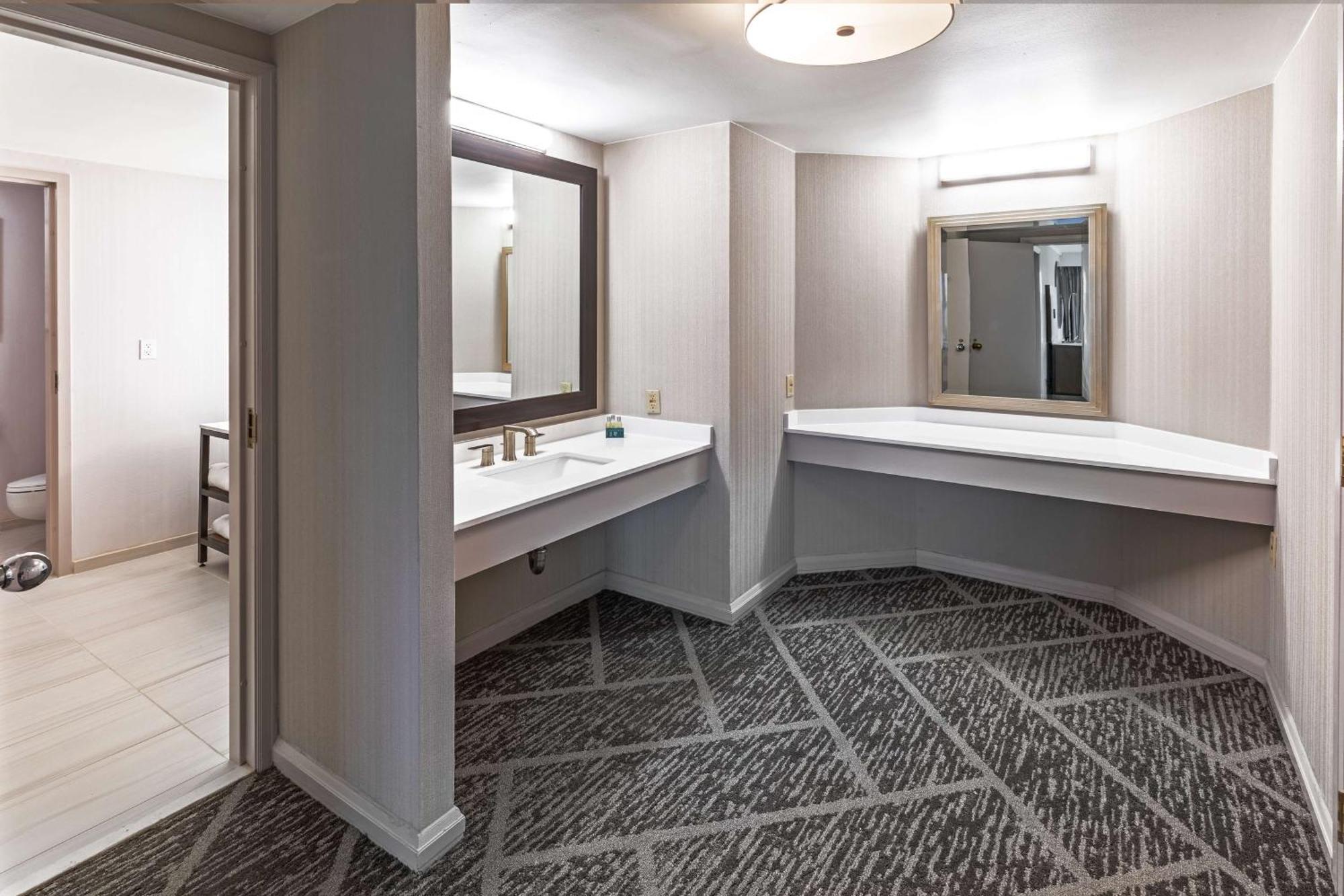 Doubletree By Hilton Tulsa At Warren Place Eksteriør billede