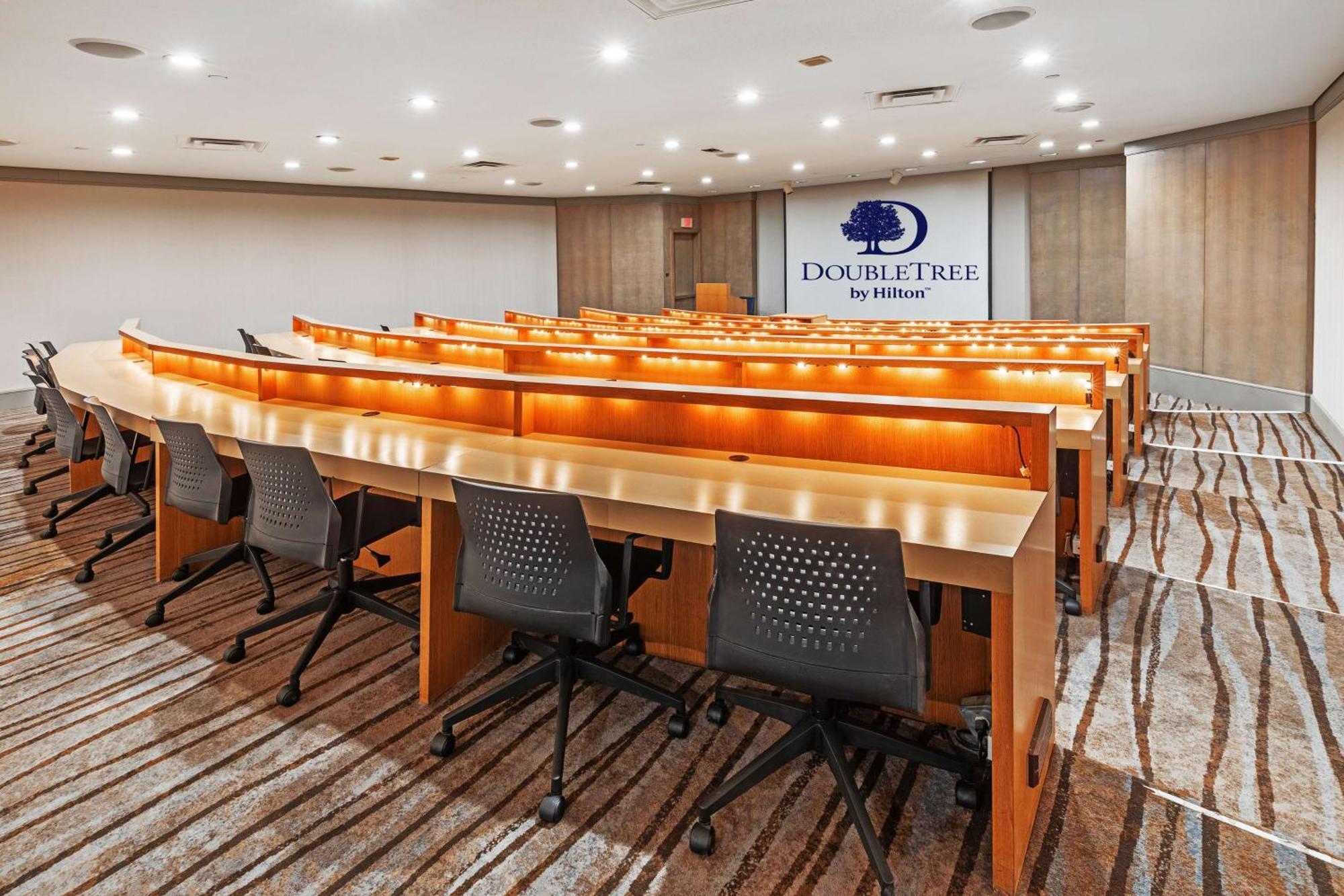Doubletree By Hilton Tulsa At Warren Place Eksteriør billede