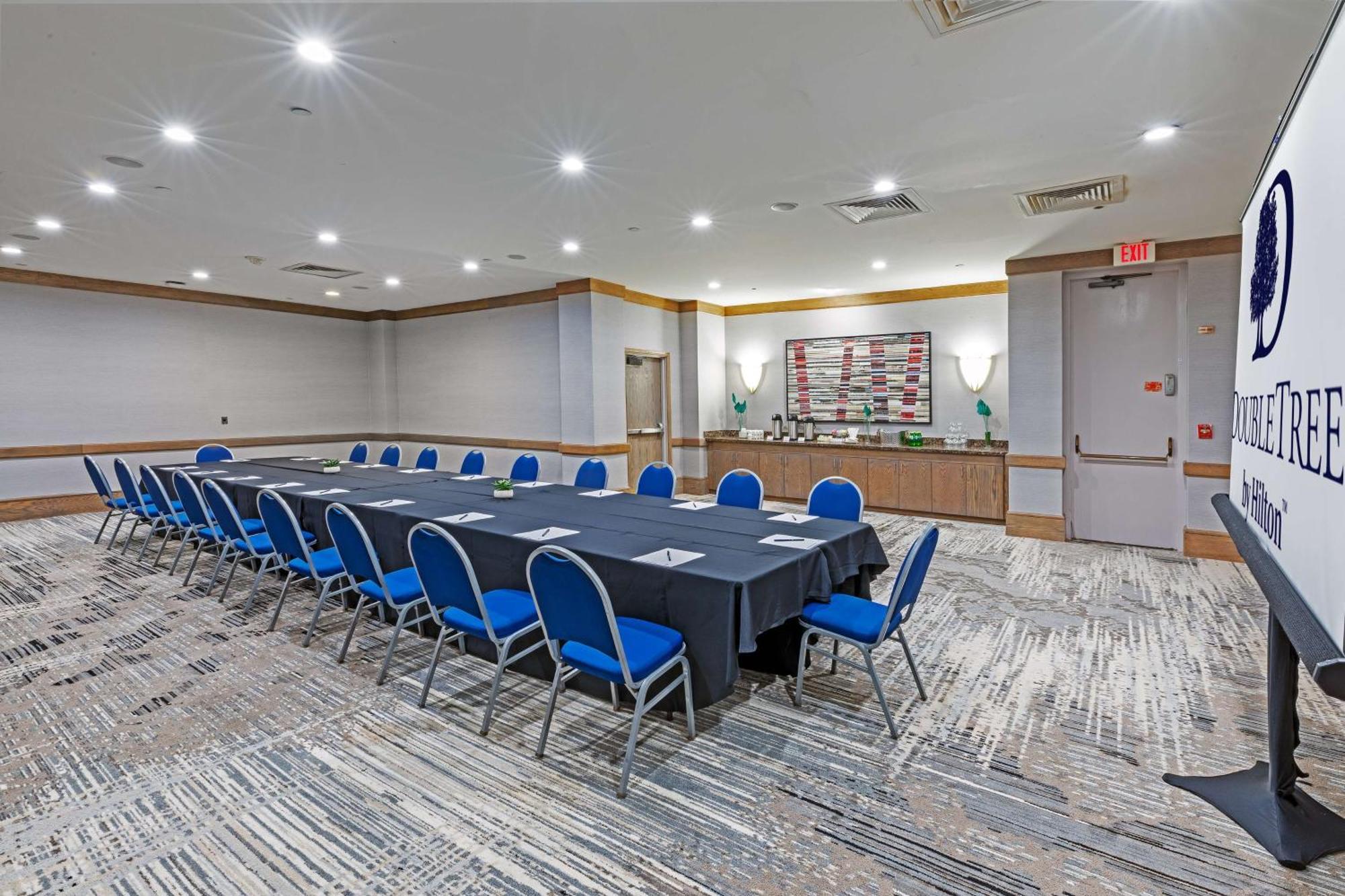 Doubletree By Hilton Tulsa At Warren Place Eksteriør billede