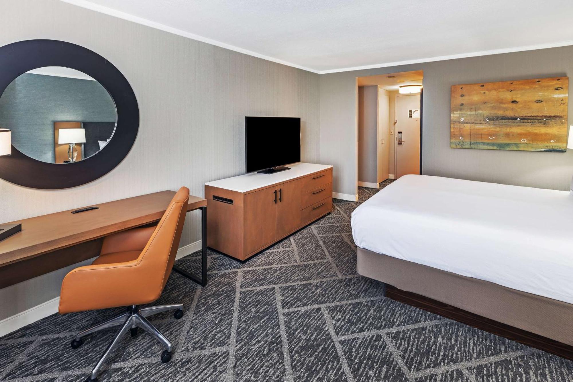 Doubletree By Hilton Tulsa At Warren Place Eksteriør billede